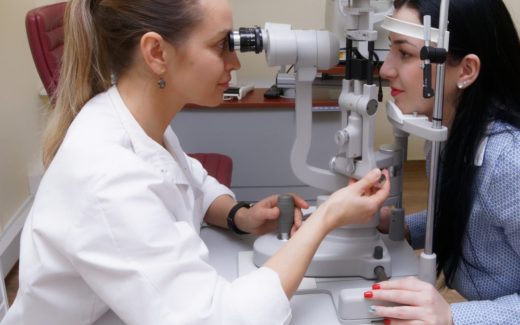 Optikerbutik i Södertälje utför synundersökningar och linsundersökningar med legitimerad optiker